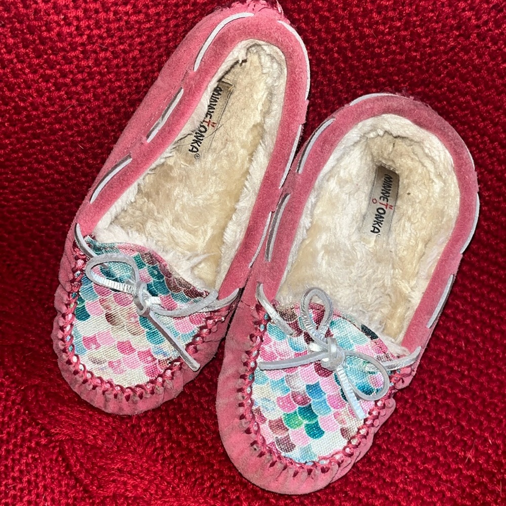 Girls Minnetonka pink suede mermaid scale slippers. Never worn